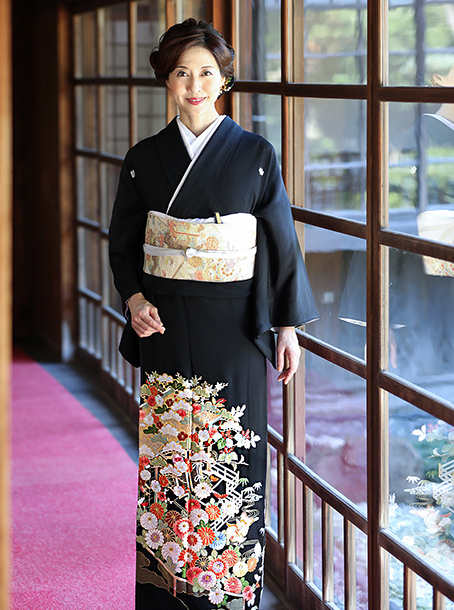 豪華な刺繍の黒留袖水着/浴衣