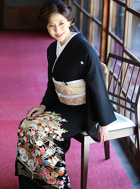 お値下げ不可 唐花と華紋の刺繍の黒留袖 五つ紋 比翼あり 着物-