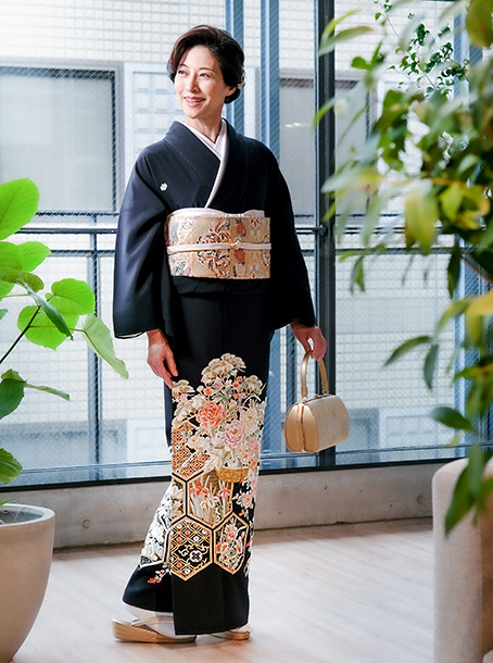 手刺繍　亀甲花籠文様