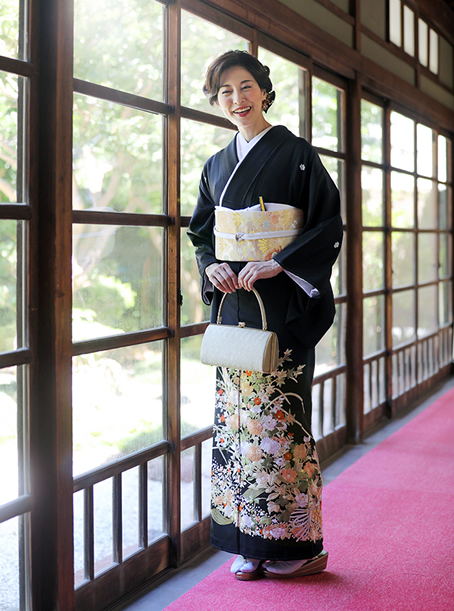 豪華な刺繍の黒留袖水着/浴衣